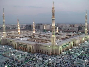 آماده سازی پشت بام مسجدالنبی(ص) برای نمازگزاران در ماه رمضان