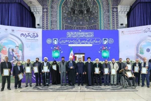 با حضور رئیس‌جمهور

۱۵ خادم برگزیده قرآن معرفی و تجلیل شدند