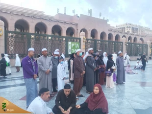 تصاویری از حضور زائران در صبحگاهی ابری در مدینه النبی 3