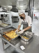 طبخ  نزدیک به شصت هزار پرس غذا برای عمره گزاران    8