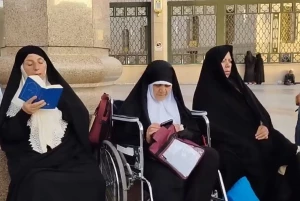 غم و اندوه زائران ایرانی حرم نبوی در سوگ شهادت آیت‌الله رئیسی +فیلم