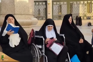 غم و اندوه زائران ایرانی حرم نبوی در سوگ شهادت آیت‌الله رئیسی +فیلم