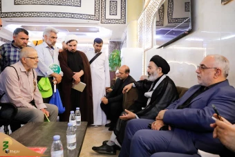 دیدار صمیمی سرپرست حجاج ایرانی با زائران کشورمان درمدینه منوره _ 3 32