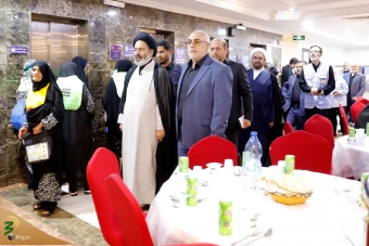 دیدار صمیمی سرپرست حجاج ایرانی با زائران کشورمان درمدینه منوره _ 3 44