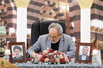 ادای احترام  رؤسای بعثه سایر کشور‌های اسلامی و هیئت‌های همراهشان به مقام رئیس جمهور شهید 32