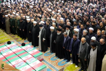 اقامه نماز رهبر معظم انقلاب بر پیکر رئیس جمهور شهید و همراهان 2