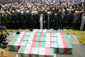 اقامه نماز رهبر معظم انقلاب بر پیکر رئیس جمهور شهید و همراهان 3