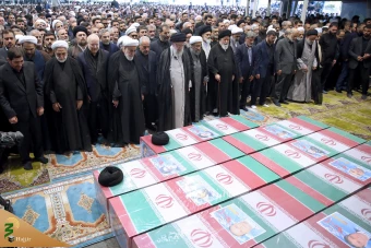 اقامه نماز رهبر معظم انقلاب بر پیکر رئیس جمهور شهید و همراهان 4