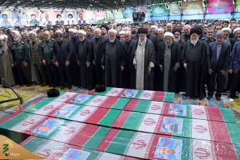 اقامه نماز رهبر معظم انقلاب بر پیکر رئیس جمهور شهید و همراهان 5