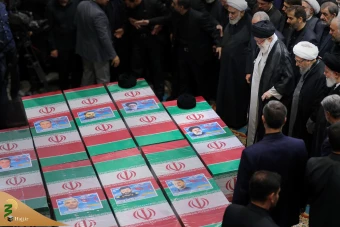 اقامه نماز رهبر معظم انقلاب بر پیکر رئیس جمهور شهید و همراهان 6