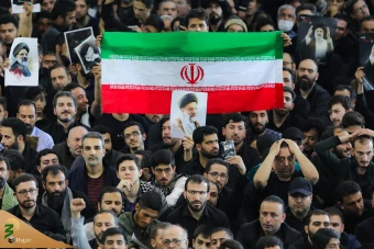 اقامه نماز رهبر معظم انقلاب بر پیکر رئیس جمهور شهید و همراهان 15
