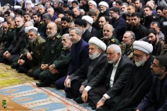 اقامه نماز رهبر معظم انقلاب بر پیکر رئیس جمهور شهید و همراهان 16