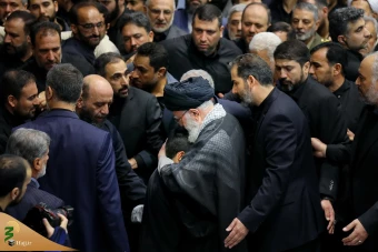 اقامه نماز رهبر معظم انقلاب بر پیکر رئیس جمهور شهید و همراهان 7
