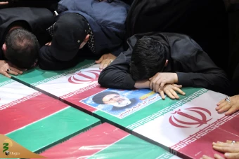 اقامه نماز رهبر معظم انقلاب بر پیکر رئیس جمهور شهید و همراهان 29