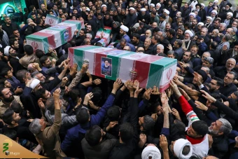 اقامه نماز رهبر معظم انقلاب بر پیکر رئیس جمهور شهید و همراهان 8