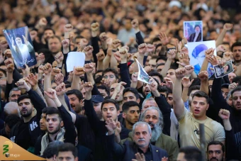 اقامه نماز رهبر معظم انقلاب بر پیکر رئیس جمهور شهید و همراهان 18