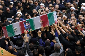 اقامه نماز رهبر معظم انقلاب بر پیکر رئیس جمهور شهید و همراهان 9
