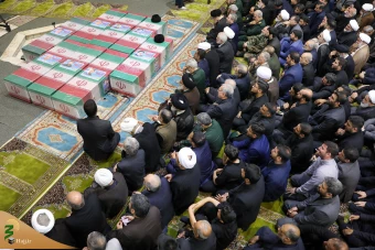 اقامه نماز رهبر معظم انقلاب بر پیکر رئیس جمهور شهید و همراهان 37