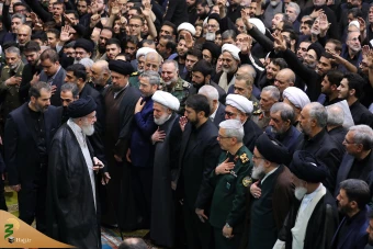 اقامه نماز رهبر معظم انقلاب بر پیکر رئیس جمهور شهید و همراهان 38