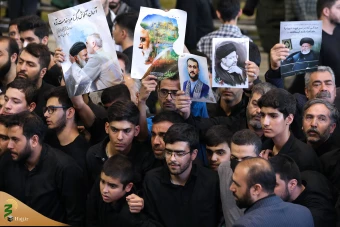 اقامه نماز رهبر معظم انقلاب بر پیکر رئیس جمهور شهید و همراهان 10