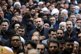 اقامه نماز رهبر معظم انقلاب بر پیکر رئیس جمهور شهید و همراهان 33