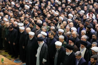 اقامه نماز رهبر معظم انقلاب بر پیکر رئیس جمهور شهید و همراهان 39