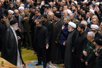 اقامه نماز رهبر معظم انقلاب بر پیکر رئیس جمهور شهید و همراهان 11