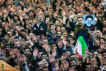 اقامه نماز رهبر معظم انقلاب بر پیکر رئیس جمهور شهید و همراهان 28