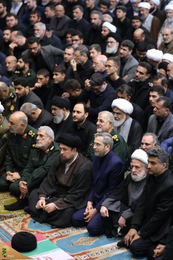 اقامه نماز رهبر معظم انقلاب بر پیکر رئیس جمهور شهید و همراهان 12