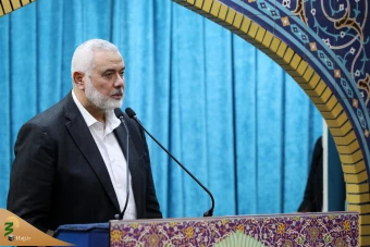 اقامه نماز رهبر معظم انقلاب بر پیکر رئیس جمهور شهید و همراهان 13