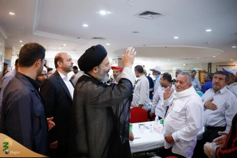 دیدار صمیمی سرپرست حجاج ایرانی با زائران کشورمان درمدینه منوره _ 4 19