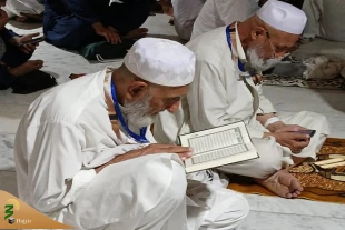 صیقل روح با قرآن در پشت مقام حضرت ابراهیم(ع) + عکس 3