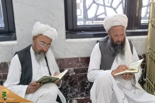 صیقل روح با قرآن در پشت مقام حضرت ابراهیم(ع) + عکس 3
