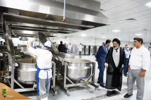 نصیحة رئیس بعثة الحجاج الإیرانیین الی القوات الإیرانیة الناشطة فی المطابخ فی المدینة المنورة بمحاولة إعداد طعام عالی الجودة و إیلاء اهتمام خاص للصحة 2