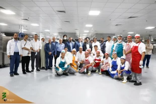 نصیحة رئیس بعثة الحجاج الإیرانیین الی القوات الإیرانیة الناشطة فی المطابخ فی المدینة المنورة بمحاولة إعداد طعام عالی الجودة و إیلاء اهتمام خاص للصحة 2