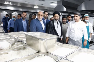 Hojjat al-Islam Navvab Visits Kitchens in Medina, Advises Preparation of Quality Food and Special Attention to Health