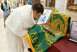 تبرک‌جویی زائران بیت‌الله الحرام از پرچم بارگاه رضوی در مکه 2تبرک‌جویی زائران بیت‌الله الحرام از پرچم بارگاه رضوی در مکه 3