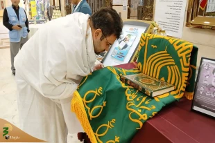 تبرک‌جویی زائران بیت‌الله الحرام از پرچم بارگاه رضوی در مکه 2