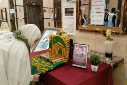 تبرک‌جویی زائران بیت‌الله الحرام از پرچم بارگاه رضوی در مکه 4