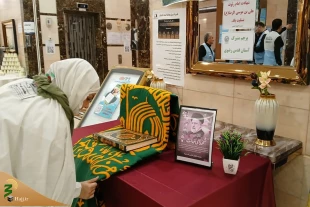 تبرک‌جویی زائران بیت‌الله الحرام از پرچم بارگاه رضوی در مکه 4