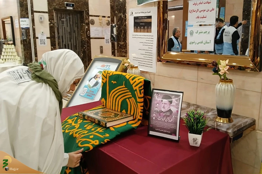 تبرک‌جویی زائران بیت‌الله الحرام از پرچم بارگاه رضوی در مکه 4