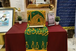 تبرک‌جویی زائران بیت‌الله الحرام از پرچم بارگاه رضوی در مکه 3
