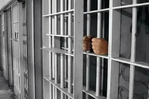 نیکوکار یزدی در آستانه سفر حج، زندانی آزاد کرد