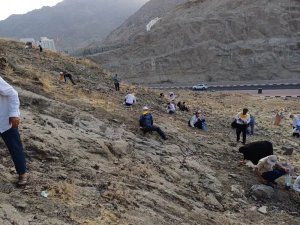 از چشم دوربین - 14

جمع آوری سنگ برای رمی جمرات
