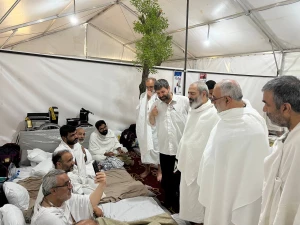 حضور نماینده ولی فقیه در امور حج و زیارت در چادر جانبازان در عرفات