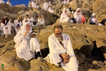  راز و نیاز زائران بیت‌الله‌الحرام در سرزمین عرفات 9