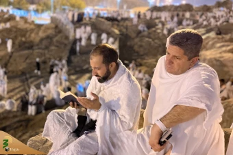  راز و نیاز زائران بیت‌الله‌الحرام در سرزمین عرفات 31