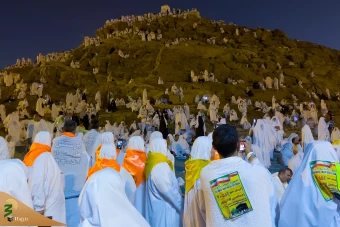  راز و نیاز زائران بیت‌الله‌الحرام در سرزمین عرفات 29