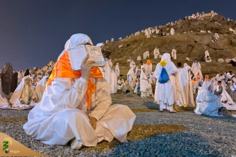  راز و نیاز زائران بیت‌الله‌الحرام در سرزمین عرفات 16
