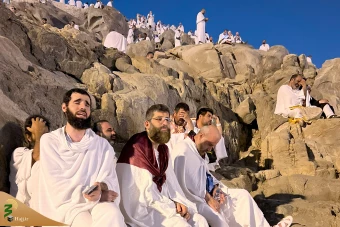  راز و نیاز زائران بیت‌الله‌الحرام در سرزمین عرفات 17